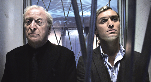 Mesterdetektív - Sleuth (2007) - Michael Cain és Jude Law a felvonóban