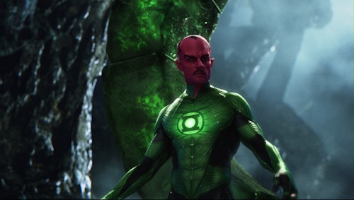Mark Strong aki Sinestro-nak van öltözve