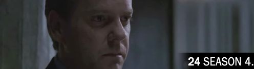 Jack Bauer öltönyben néz jobbra felé