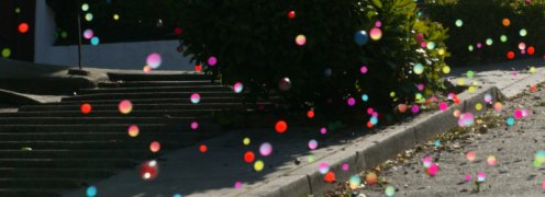 Színes kis labdák pattognak az utcán