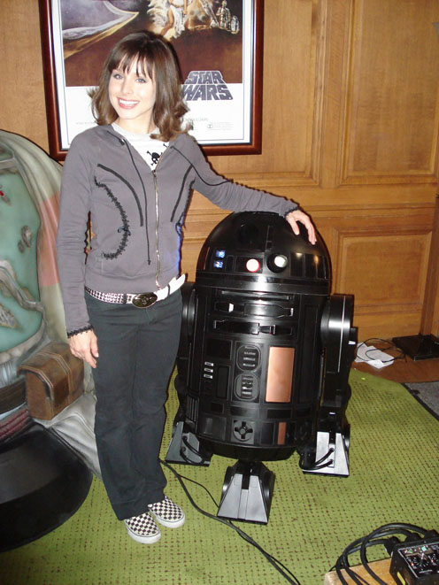 Kristen Bell in Fanboys with a black R2D2