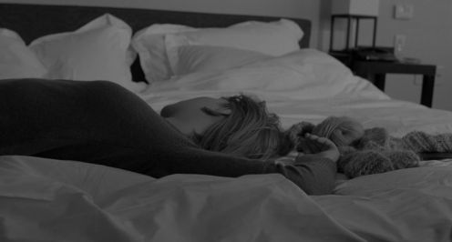 Elveszett jelentés: Scarlett Johansson fekszik az ágyon és elfordul a kamerától