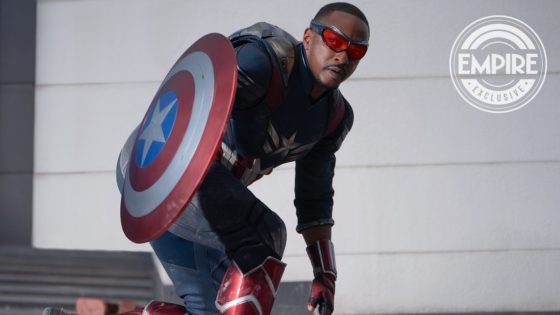 A Captain America: Brave New World főszereplője teljes jelmezben